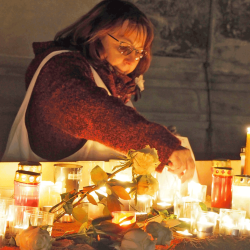 Mit Kerzen gedenken Dresdnerinnen und Dresdner am 13. Februar der Opfer der Bombennacht. Foto: Renate Beutel