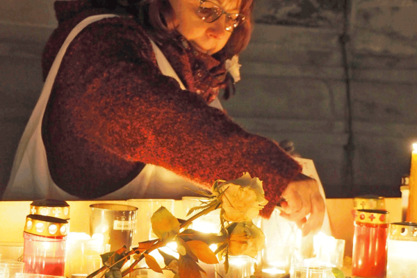Mit Kerzen gedenken Dresdnerinnen und Dresdner am 13. Februar der Opfer der Bombennacht. Foto: Renate Beutel