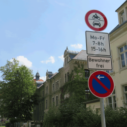 Die neuen Regelungen an der 63. „Johann Gottlieb Naumann“ sollen zu mehr Sicherheit im Straßenverkehr führen. Foto: Pohl