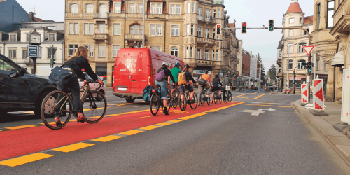 „Roter Teppich“ für die Radfahrer: Die neue Spur vom Blauen Wunder zum Schillerplatz wird gut angenommen. Foto: ADFC Dresden