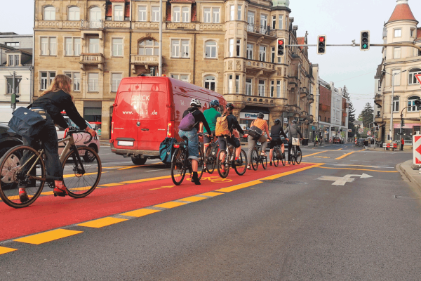 „Roter Teppich“ für die Radfahrer: Die neue Spur vom Blauen Wunder zum Schillerplatz wird gut angenommen. Foto: ADFC Dresden
