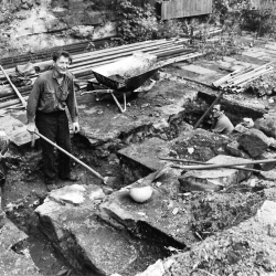 Freiwillige Grabungsarbeiten im Großen Schlosshof, August 1985. Foto: Privatsammlung Made