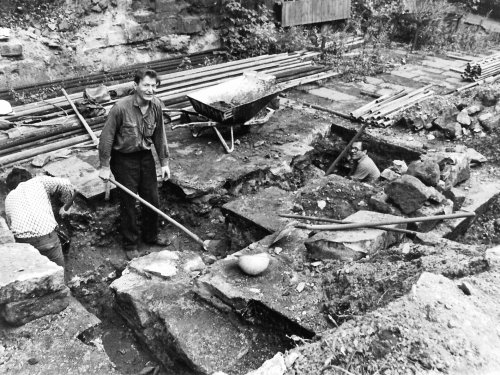 Freiwillige Grabungsarbeiten im Großen Schlosshof, August 1985. Foto: Privatsammlung Made