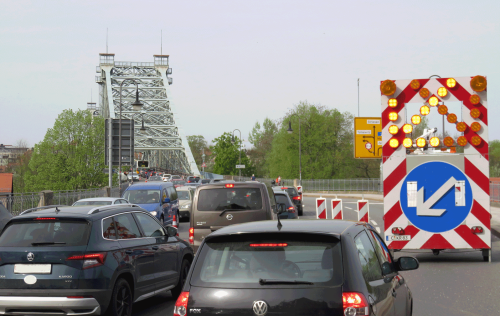 Stau gab es während der Markierungsarbeiten am 7. April, mit Verkehrsbehinderungen ist auch am 28. April zu rechnen. Foto: Pohl