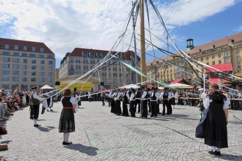 Beim Bändertanz wurden grüne und weiße Bänder um den Maibaum gewunden. Foto: Pohl