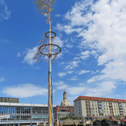 Es ist vollbracht. Bis zum 20. Mai schwebt die geschmückte Krone über dem Altmarkt. Fotos: Pohl