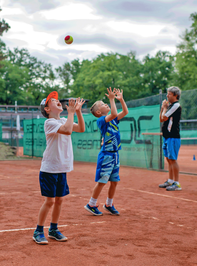 Koordination und Geschicklichkeit sind beim Tennis gefragt. Wer neugierig auf die Sportart ist, kann zum Schnuppertraining kommen. Foto: TC Blasewitz