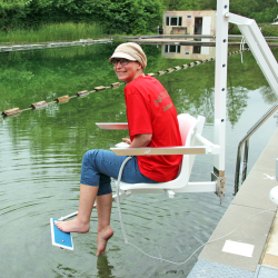 Rettungsschwimmerin Christin Schmid auf „Probefahrt“ mit dem Lifter. Foto: Lebenshilfe Dresden e.V.