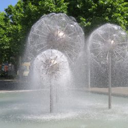 Erfrischend und belebend: der Pusteblumenbrunnen auf der Prager Straße. Foto: Pohl