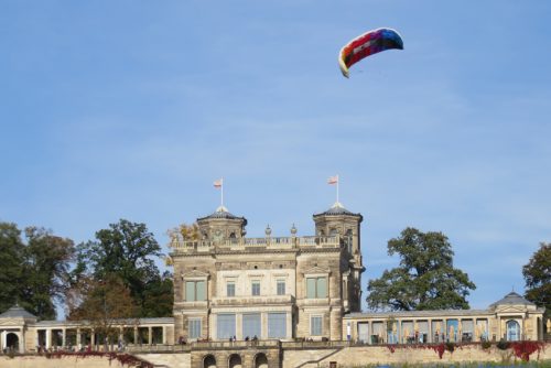 Jetzt wird es wieder bunt am Himmel: Mit dem richtigen Wind steigen die Drachen hoch hinaus. Wer will, kann das beim Drachenfest am 28. September ausprobieren. Foto: Pohl