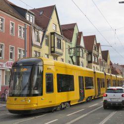 Die modernen Stadtwagen der Linie 9 fahren auf sanierter Strecke wieder bis Laubegast. Foto: Pohl