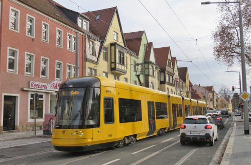 Die modernen Stadtwagen der Linie 9 fahren auf sanierter Strecke wieder bis Laubegast. Foto: Pohl