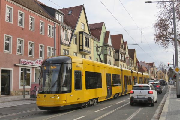 Die modernen Stadtwagen der Linie 9 fahren auf sanierter Strecke wieder bis Laubegast. Foto: Pohl