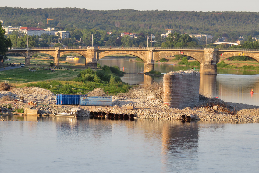 Carolabrücke: Peilung der Elbe zur Freigabe der Schifffahrt Carolabrücke: Peilung der Elbe zur Freigabe der Schifffahrt
