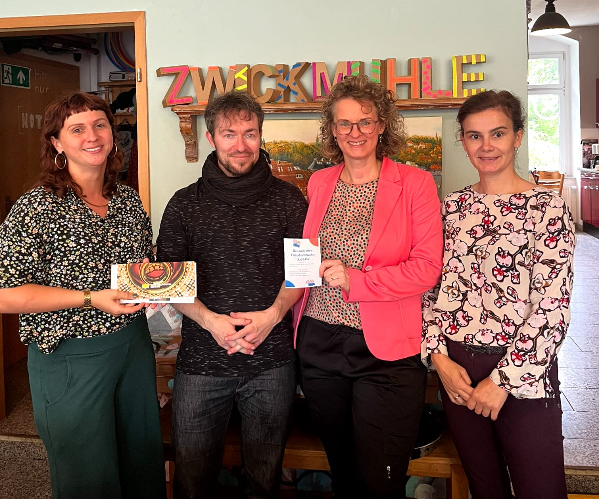 JUSTITIA in der Zwickmühle JUSTITIA in der Zwickmühle