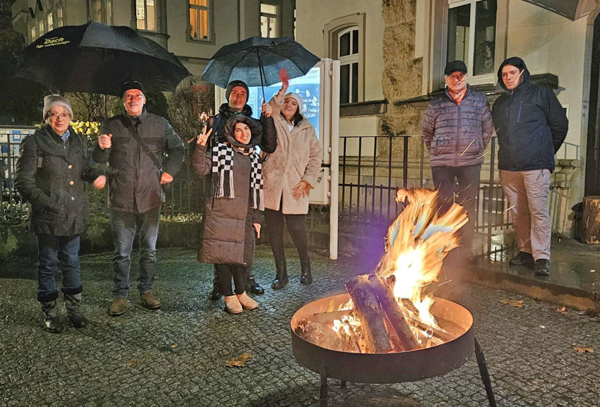 Voriges Jahr loderte das Feuer trotz des Regens. Foto: Adventhaus