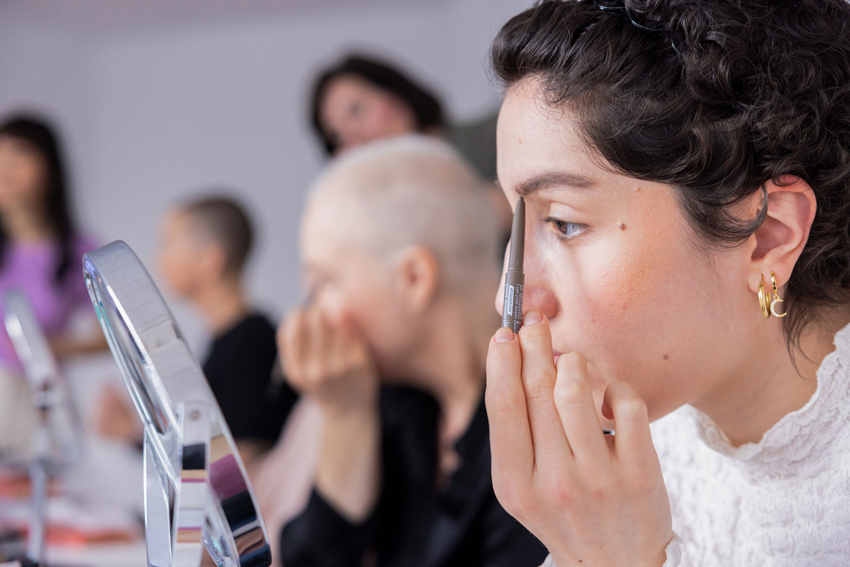 Schminken als Teil der Therapie. Foto: DKMS