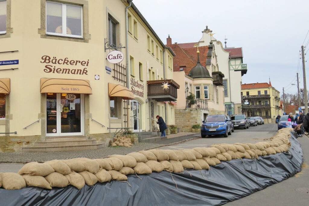 Erste Hilfe bei Hochwasser: Ein Wall aus Sandsäcken am Laubegaster Ufer. Foto: Archiv StZ/Pohl