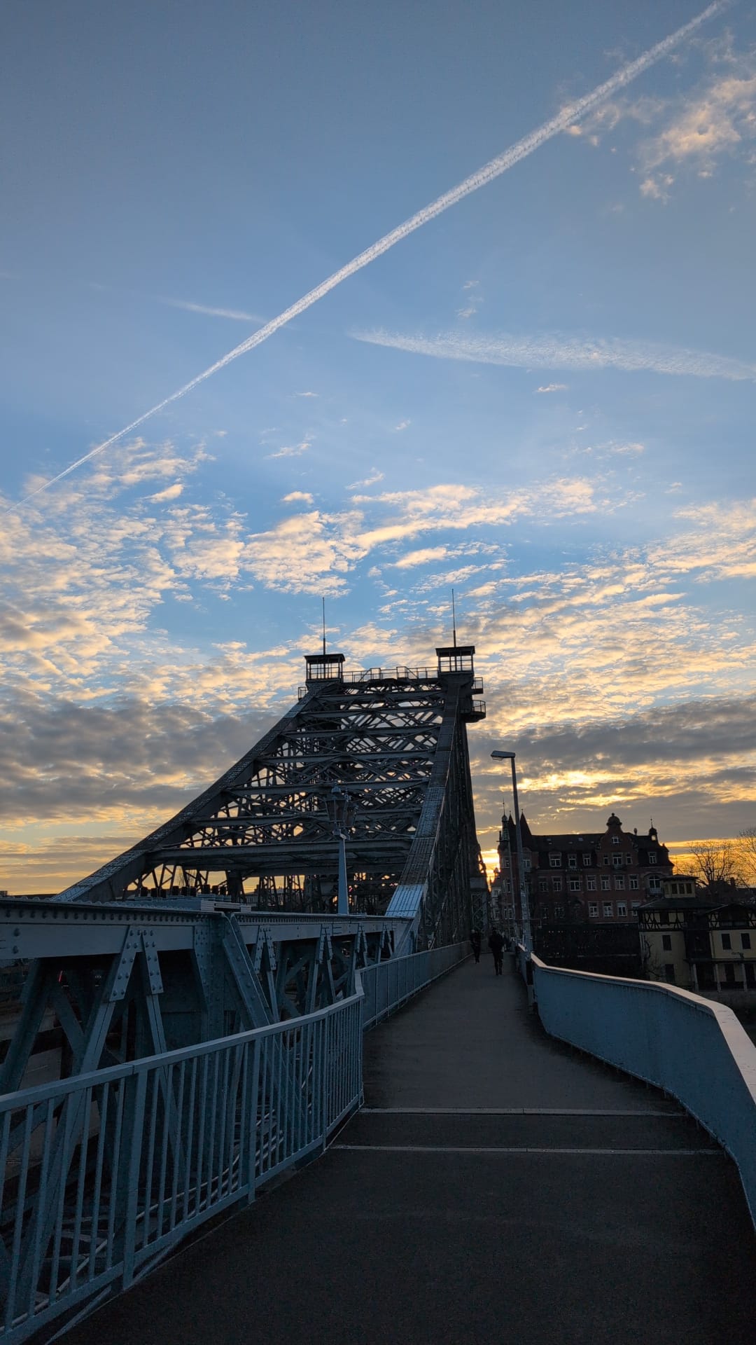 Die Sonne verabschiedet sich über dem Blauen Wunder und sorgt für stimmungsvolle Lichtspiele am späten Nachmittag. Ein seltener Anblick am 10. Februar nach den vielen nebelgrauen Tagen. Foto: Anne Pohl