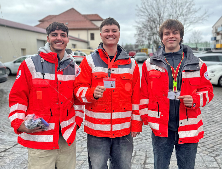 Unterwegs zu Haustürgesprächen: Ehrenamtler des DRK. Foto: DRK
