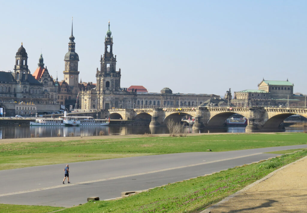 Die Augustusbrücke wird ab 25. März bautechnisch überprüft. Foto: Pohl