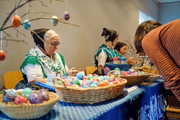 Volkskünstlerinnen verzieren Eier im Jägerhof. Foto: Museum für Sächsische Volkskunst, Staatliche Kunstsammlungen Dresden/Claudia Jacquemin | Michael Schmidt