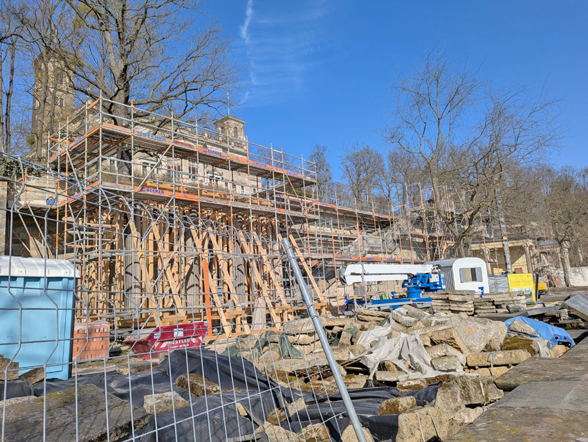 Derzeit ist das Römische Bad unterhalb von Schloss Albrechtsberg eine Baustelle. Damit auch der Brunnen hier bald wieder sprudelt, bittet die Stadtverwaltung Dresden um Spenden. Um Fördermittel für den zweiten Bauabschnitt zu erhalten, muss die Stadt und eine Million Euro Eigenmittel bereitstellen. Der Spendenstand am 24. März betrug 142.556,34 Euro. Foto: Pohl