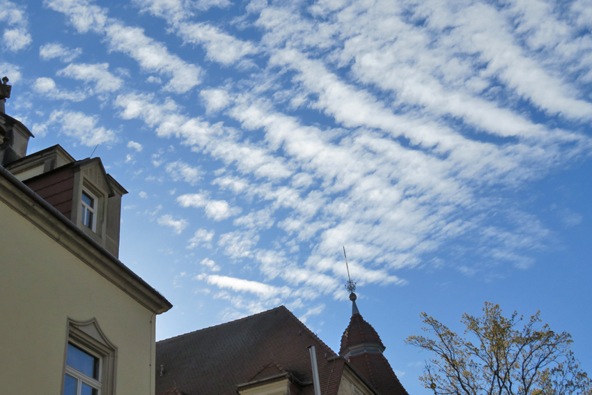 Sonniger Start in den Donnerstag: Kleine Wölkchen beleben den blauen Himmel, die Sonne hat leichtes Spiel. In den nächsten Tagen können wir uns auf ein freundliches Frühjahrshoch freuen. Foto: Pohl