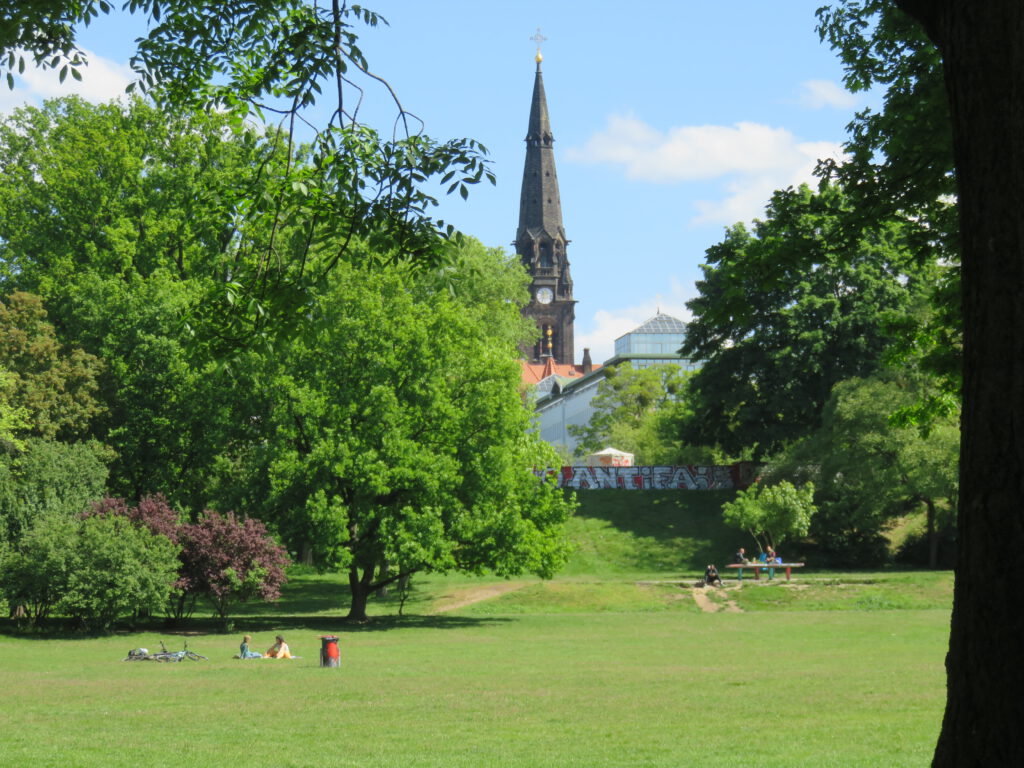 Der Alaunpark mit seinen weitläufigen Grünflächen und verschiedenen Spielplätzen ist ein beliebter Anziehungspunkt. Foto: Pohl