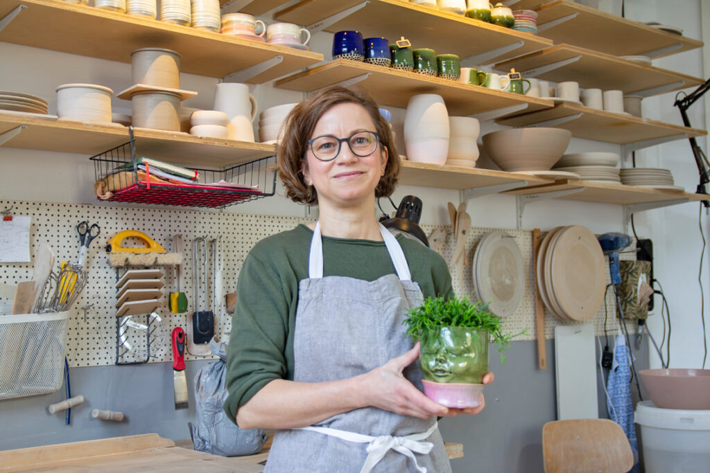 Den Weg vom Ton zum Teller erklärt Keramikerin Astrid Krainer vom TSAK Ton Studio in der Rudolf-Leonard-Straße 43. Foto: Handwerkskammer Dresden/Ö Grafik