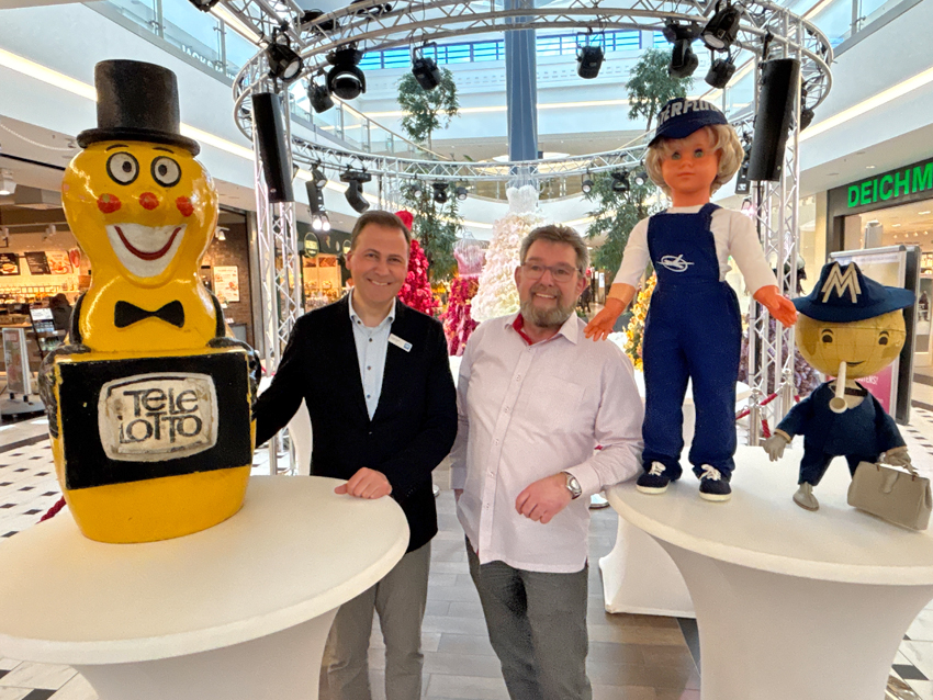 ELBEPARK-DRESDEN-Center-Manager Gordon Knabe (l.) und Sammler Torsten Meisel mit Werbe-Maskottchen aus der DDR. Foto: meeco Communication Services