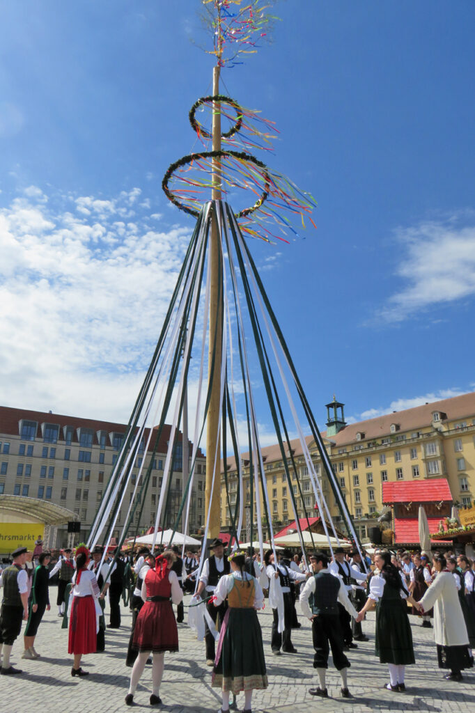 Auftakt des Frühjahrsmarktes mit Tanz rund um den Maibaum. Foto: Pohl/Archiv