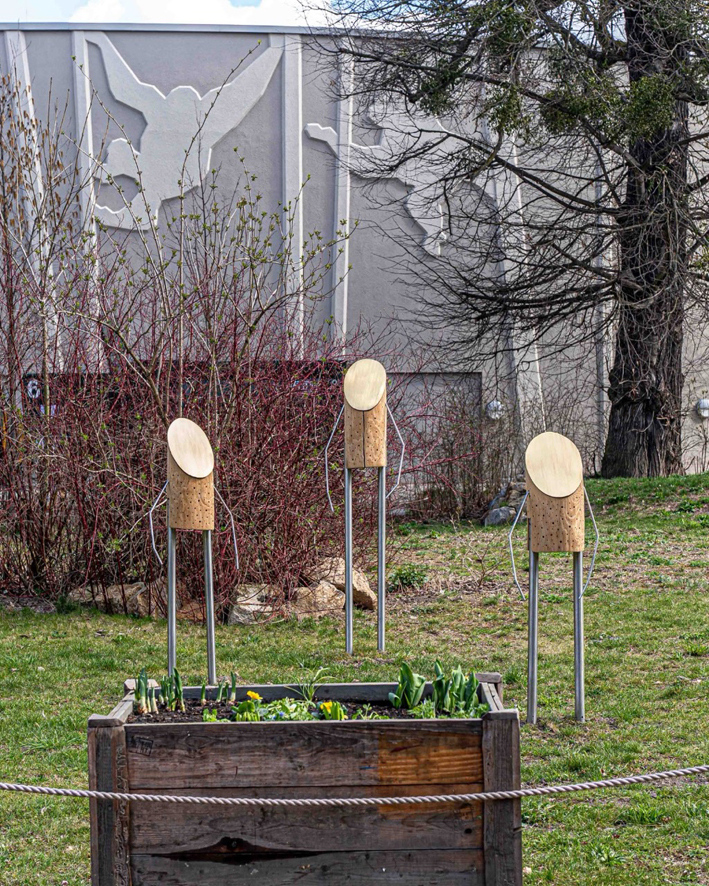 Im Rahmen des Projekts BienenBrückenBauen entstanden künstlerisch gestaltete Nisthilfen. Das erste von insgesamt drei Kunstwerken steht im Zoo Dresden. Es heißt „Wandler im Sonnenlicht“ und wurde von Landschaftsarchitekt Ulrich Stolz entwickelt. Foto: Umweltzentrum