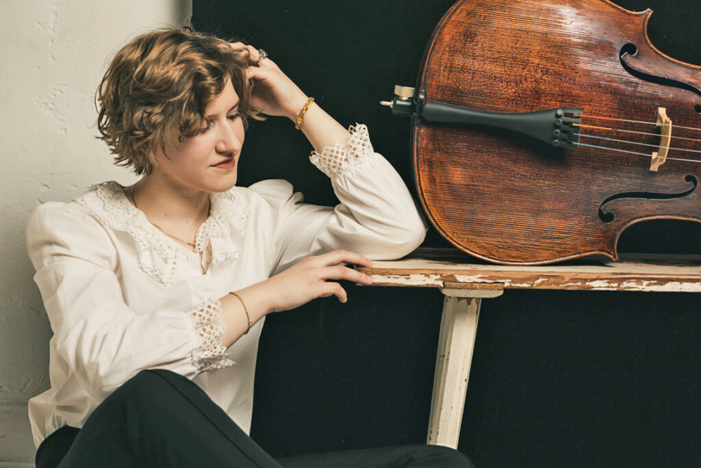 Konstanze Pietschmann stellt das historische Violoncello in der Matinée vor. Foto: Vita Kan