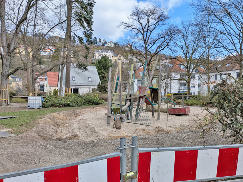 Während der Sanierungsarbeiten bleibt der Loschwitzer Park gesperrt. Rechtzeitung vor dem Elbhangfest soll er wieder freigegeben werden. Foto: Pohl