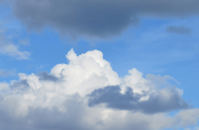 Wolken beflügeln unsere Fantasie. Sylvia Graupner macht Geschichtenbilder draus. Foto: Pohl