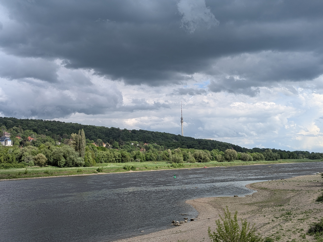 Es brodelt in der Wetterküche in den nächsten Mai-Tagen. Banger Blick zum Himmel: Bleibt es trocken? Wann und wo regnet es? Bis zum Ende der Eisheiligen bleibt es spannend. Foto: Pohl