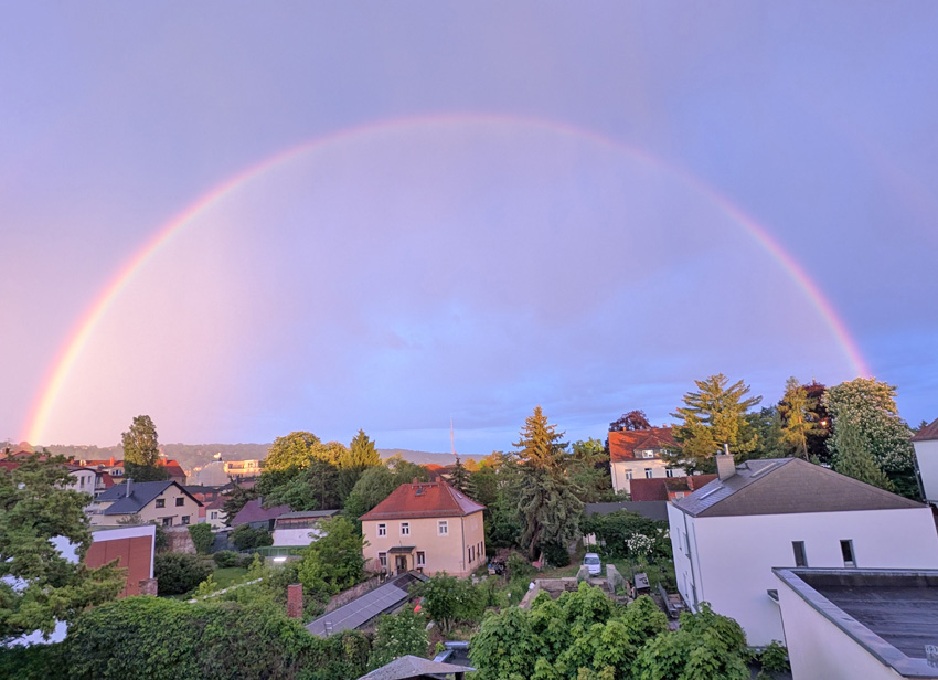 Nach Sonne und Regen: Der Himmelfahrtstag verabschiedete sich in Dresden mit leuchtenden Farben: Ein wunderbarer Regenbogen am Horizont zog die Blicke auf sich und sorgte für ein stimmungsvolles Licht am Abend. Foto: Pohl