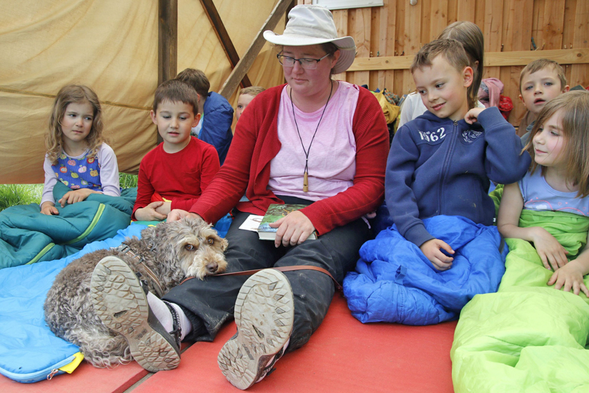 Die Hündin Raya von Naturpädagogin Lydia Deckwart ist manchmal mit vor Ort und leistet den Kindern Gesellschaft beim Mittagsschlaf unter freiem Himmel. Foto: S. Mutschke