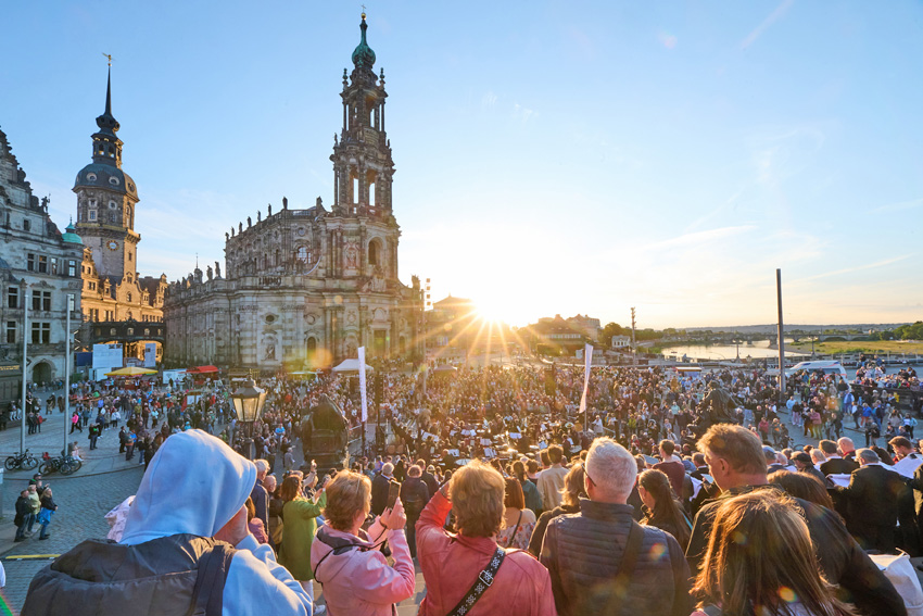 Abendstimmung beim Open-Air-Konzert „Dresden singt“ am Schlossplatz. Foto: Stephan Floss