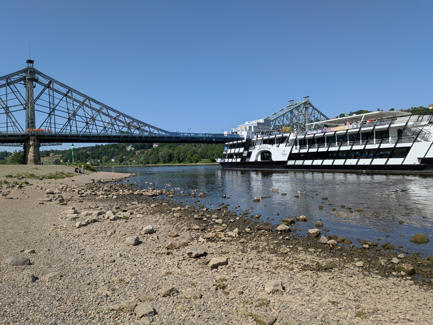 Strahlend blauer Himmel und hohe Temperaturen Ende Mai: Die Trockenheit macht sich nicht nur in der Natur bemerkbar, auch die Elbe wird flacher. Am 28. Mai pendelte der Pegel in Dresden zwischen 68 und 72 Zentimeter, deutlich unter dem mittleren Pegelstand von 200 Zentimeter. Foto: Pohl
