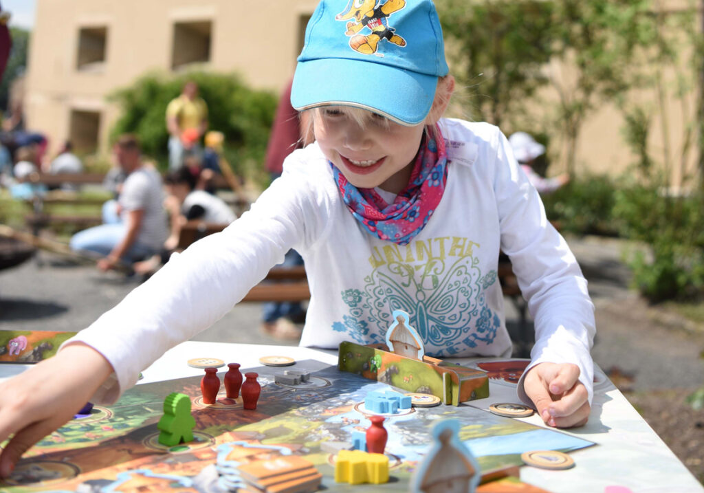 Im Spielefieber: Auf der Festung können über 100 klassische und neue Brett-, Würfel-, Karten- und Knobelspiele getestet werden. Foto: Festung Königstein gGmbH