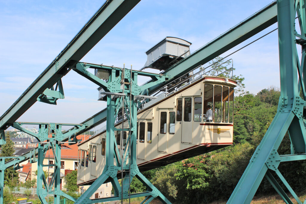 Hoch hinaus mit der Schwebebahn, die nicht „schwebt“, sondern hängt. Über ein 390 Meter langes und 38 Millimeter dickes Stahlseil werden die beiden Wagen über eine Fördermaschine in der Bergstation bewegt. Foto: Archiv