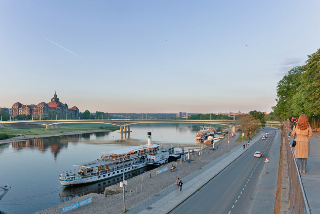 Sicht von der Brühlschen Terrasse auf den Entwurf der neuen Brücke von LAP - Leonhardt, Andrä und Partner Beratende Ingenieure VBI AG und Knight Architects. Das Konzept wird gemeinsam mit den Vorschlägen der anderen favorisierten Wettbewerber ausgestellt. Visualisierung: ©Leonhardt, Andrä und Partner Beratende Ingenieure VBI AG und Knight Architects