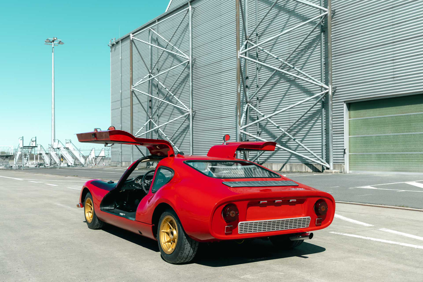 Mit seiner flachen Form, Flügeltüren und den geschwungenen Kotflügeln erinnerte der MELKUS RS 1000 an westliche Vorbilder wie Ferrari und Lotus. Foto: René Gaens