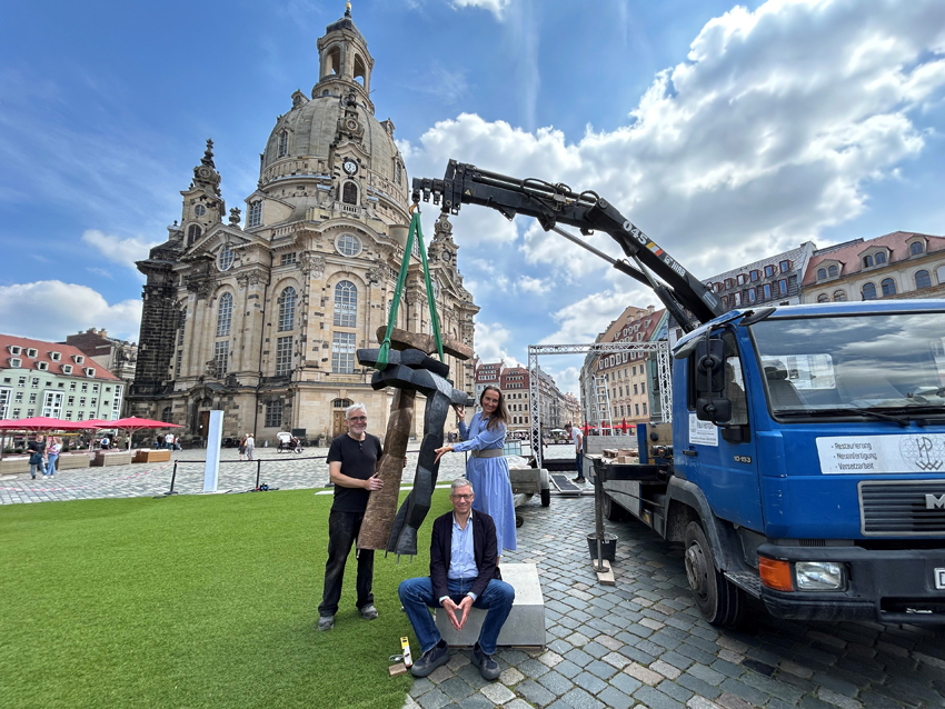 Beim Aufbau des Festival-Areals: Reinhard Pontius - Kurator der Skulpturenausstellung, Palais Sommer Geschäftsführer Jörg Polenz und Silke Hohmuth - Kuratorin des Palais.Gespräches „Frieden“. Foto: Palaissommer