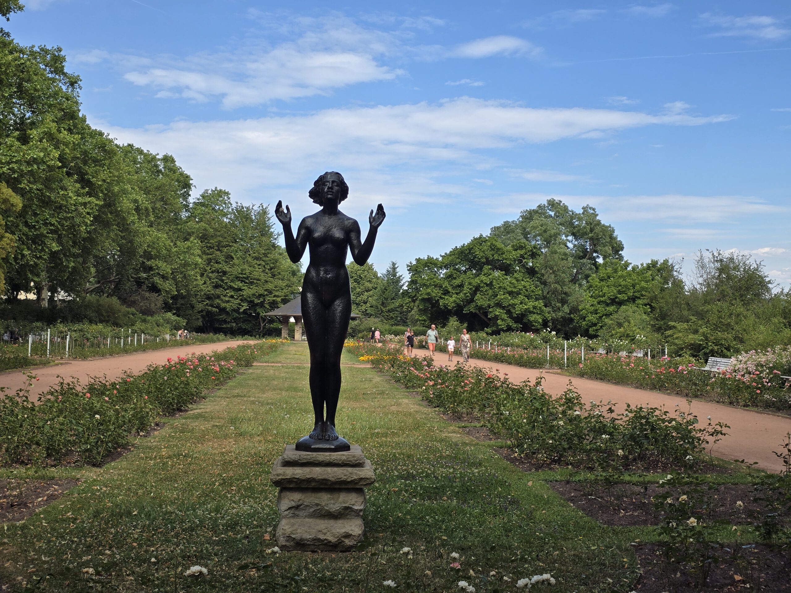 Verschiedene Skulpturen wie die Bronzeplastik „Genesung“ sorgen im Rosengarten für zusätzliche Blickpunkte. Foto: Cornelia Borkert