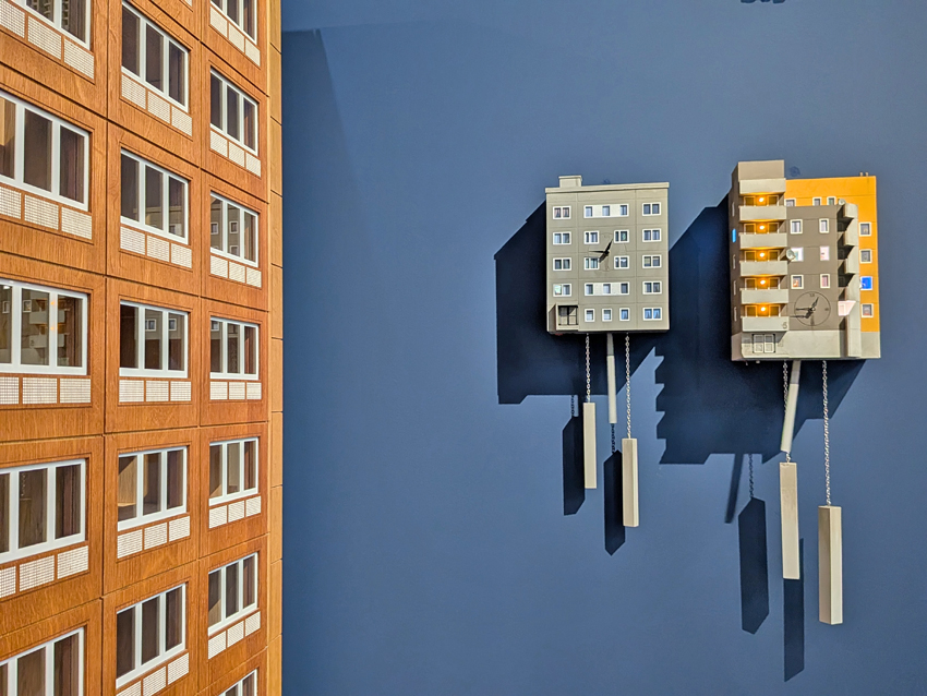 Das Wohnen in der „Platte“ thematisiert die Sonderausstellung „PLATTE OST/WEST Wohnen und Bauen in Großtafelbauweise“ im Stadtmuseum. Foto: Pohl