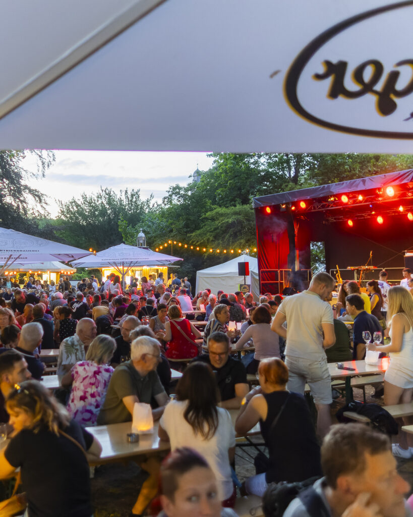 Feiern unter freiem Himmel beim Elbhangfest. Foto: Elbhangfest