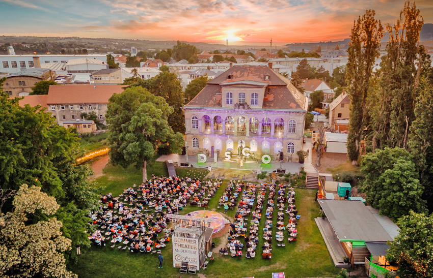 Barocke Kulisse: Schloss Übigau als Spielstätte der Comödie Dresden. Foto: Robert Jentzsch